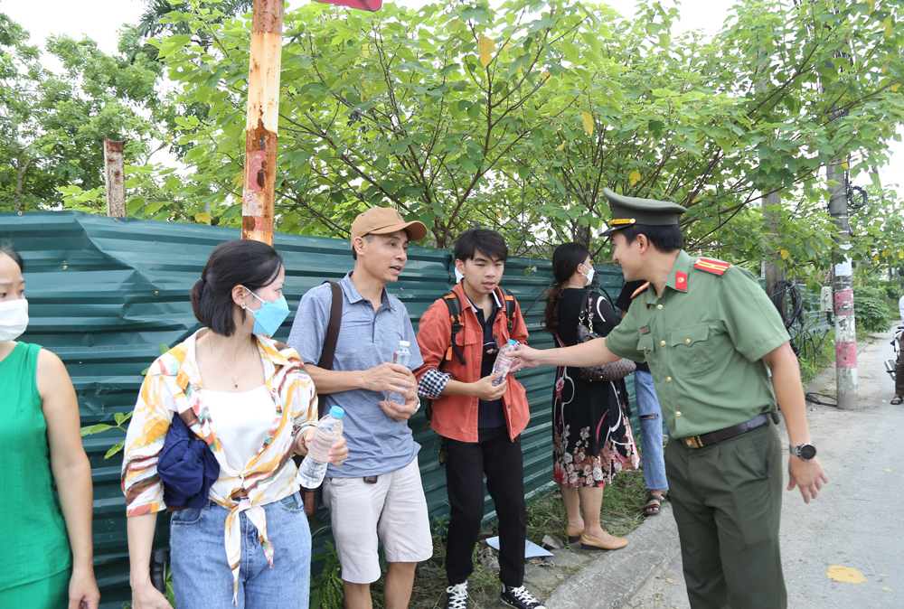 Thiếu tá Trần Trọng Nguyên, Phó Bí thư Đoàn Thanh niên Bộ Công an động viên các phụ huynh đồng hành cùng các thí sinh tham gia Kỳ thi đánh giá năng lực vào các trường CAND